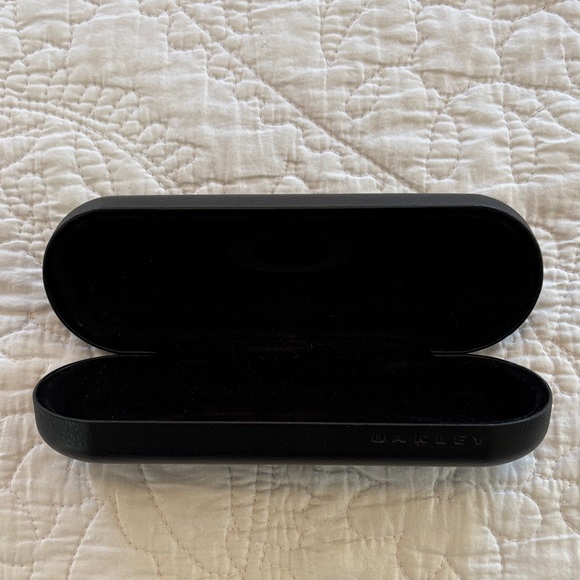 Oakley Black Textured Hard Sunglass Case - Clamshell - Picture 4 of 4